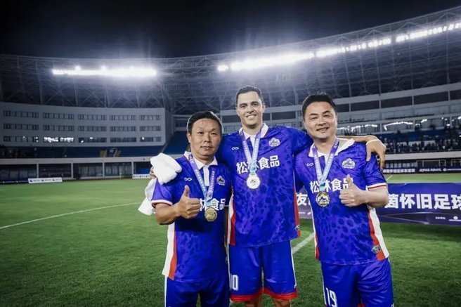 上海足坛老将晒合影，昔日队友温情重现