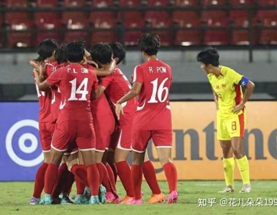“我故乡”女足凯旋！亚冠冠军平壤大游行，点燃全城荣耀时刻