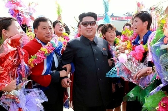 “我故乡”女足夺得亚冠冠军返回朝鲜，在平壤进行大巴游行