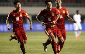按照中国其他行业弯道超车的经验，足球最终还是要靠国内