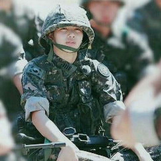 为韩国队助威！LISA身穿李刚仁19号球衣晒照