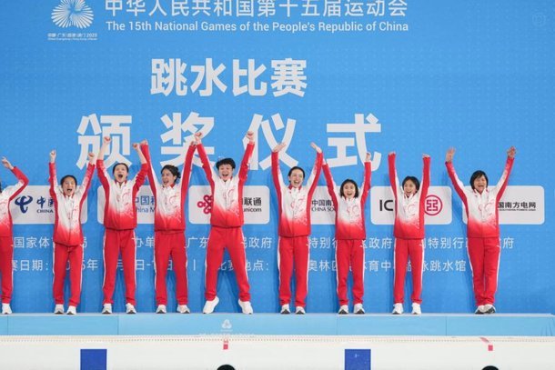 广东队2010年身高187的后腰张元锋，足协是不是应该重点关注一下，这个模版可遇不可求。