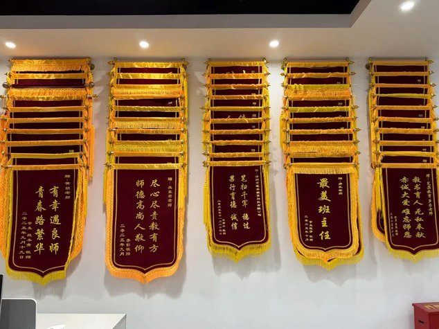 高考状元锦旗挂满墙，摸底考考不过差等生